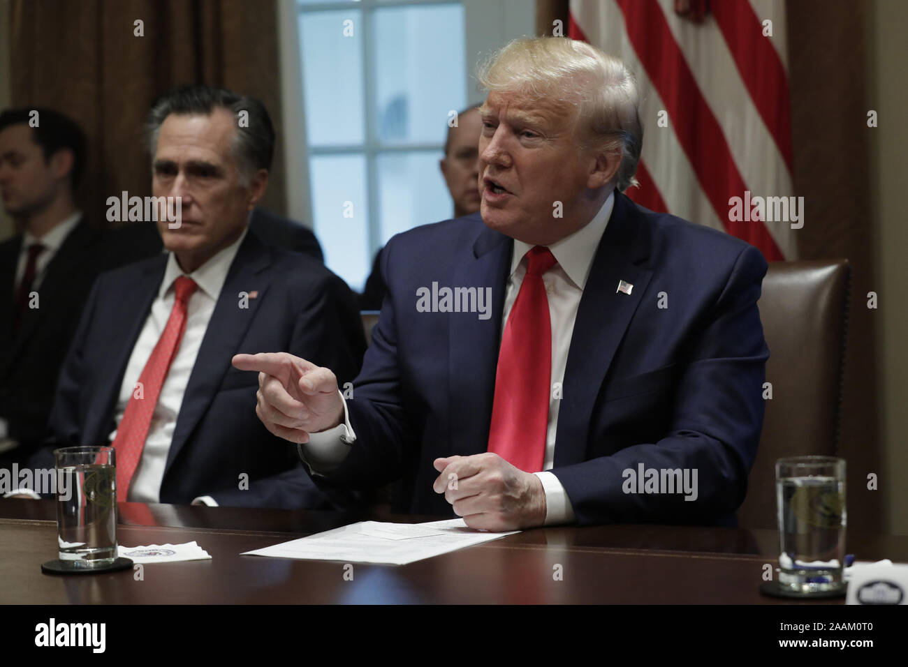 Washington, Estados Unidos. 22 Nov, 2019. El Presidente de Estados Unidos, Donald Trump, habla durante una reunión sobre la juventud y el cigarrillo electrónico vaping epidemia en la Sala del Gabinete de la Casa Blanca en Washington, DC el viernes, 22 de noviembre de 2019. Foto de stock