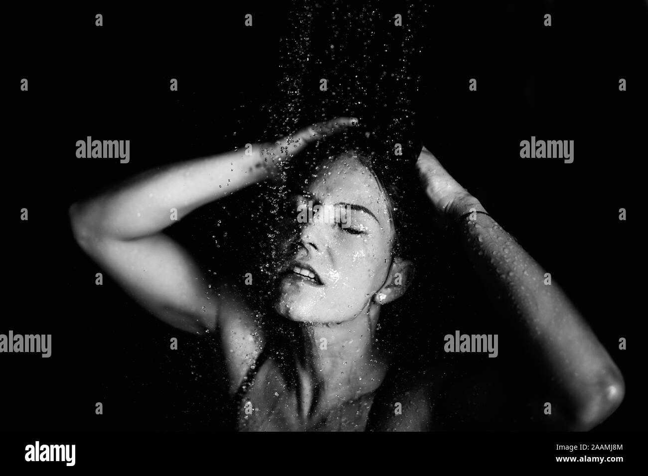 Mujer tomando una ducha Foto de stock