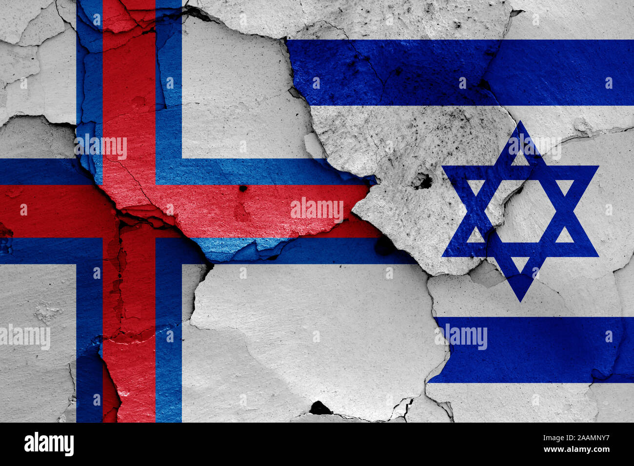 Banderas de Islas Feroe e Israel pintados en la pared agrietada Foto de stock