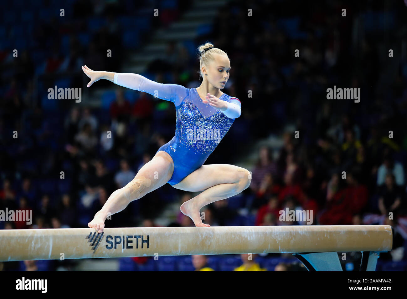 Szczecin, Polonia, 11 de abril de 2019: Angelina Melnikova de Rusia compite en la viga de equilibrio durante el campeonato europeo de gimnasia artística Foto de stock