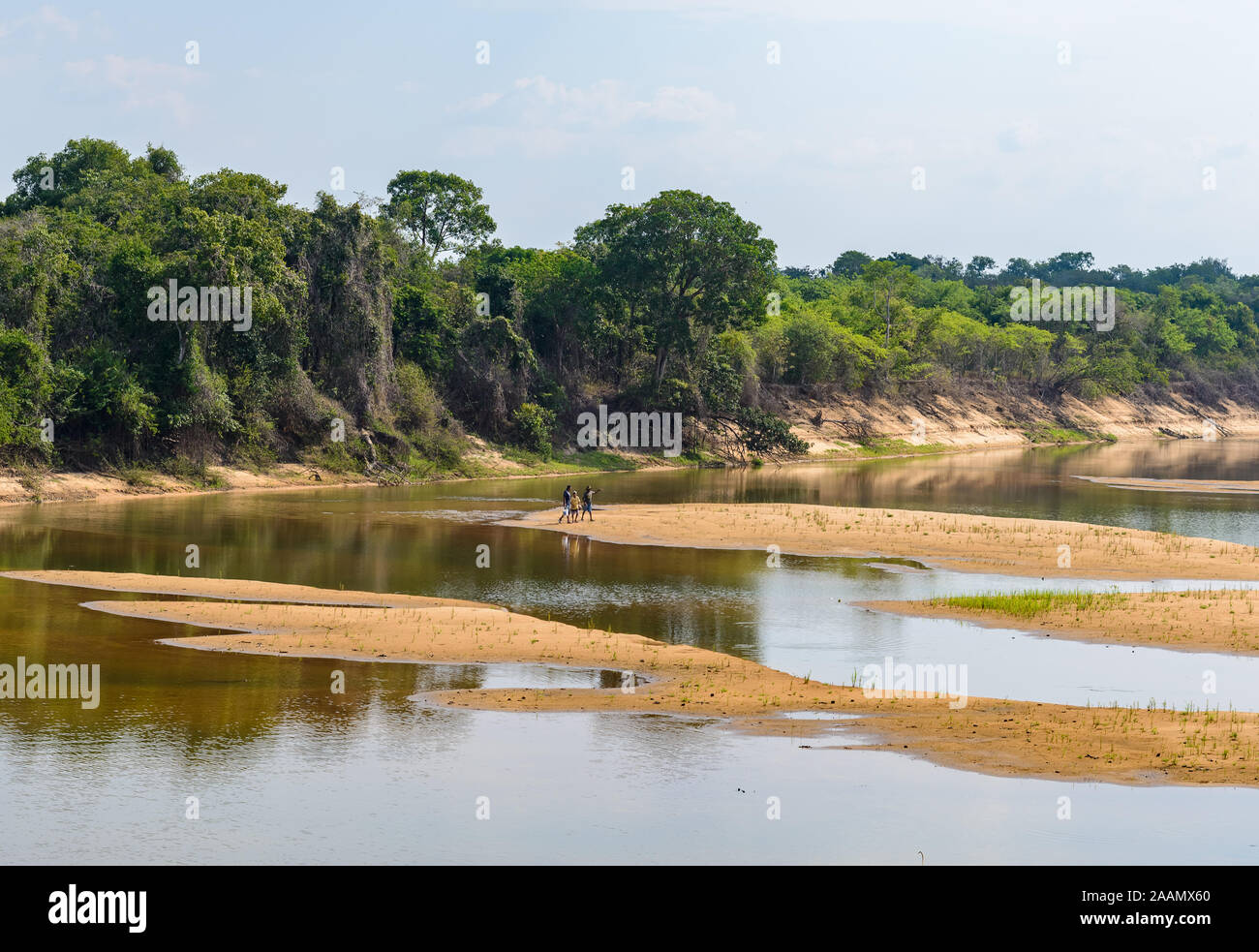 Los aldeanos locales, caminar sobre los bancos de arena en el río Araguaia, un afluente importante en la cuenca del Amazonas. Tocantins, Brasil, América del Sur. Foto de stock