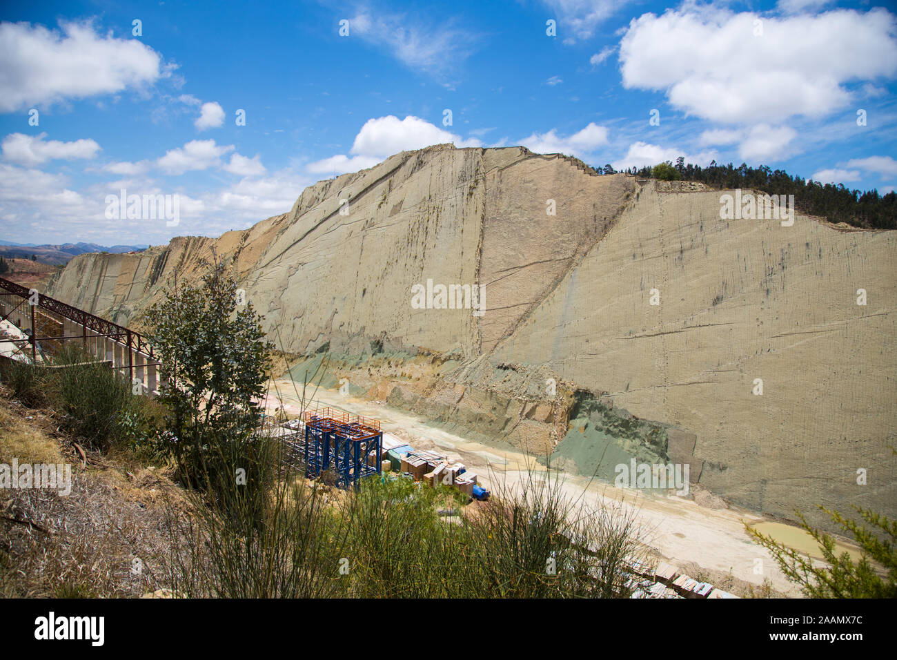 SUCRE, Bolivia, 16 de octubre de 2019 - Cal Orcko yacimiento paleontológico en Sucre. Pared empinada con miles de huellas de dinosaurios. Foto de stock