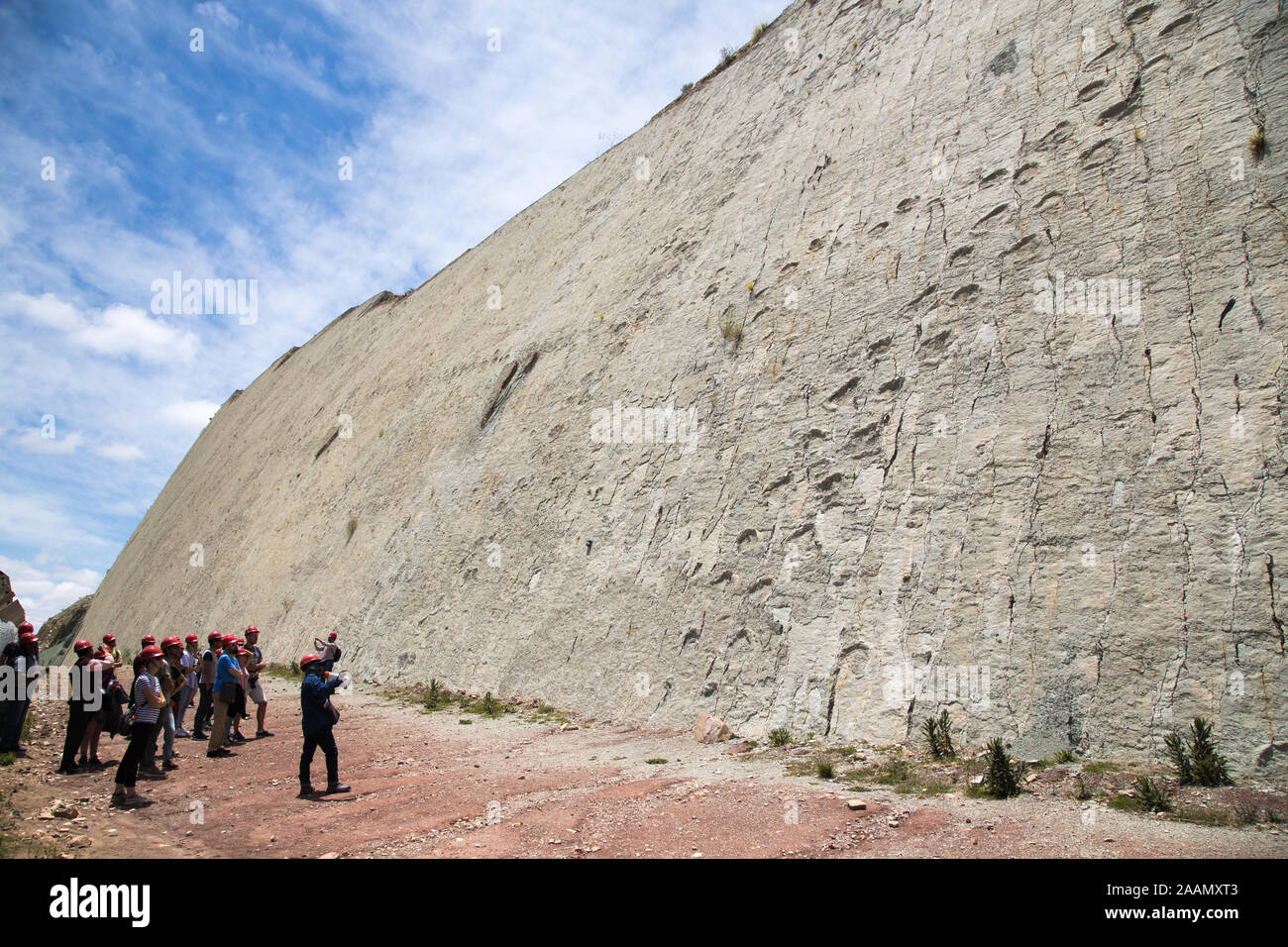 SUCRE, Bolivia, 16 de octubre de 2019: Cal Orcko yacimiento paleontológico en Sucre. Pared empinada con miles de huellas de dinosaurios. Foto de stock