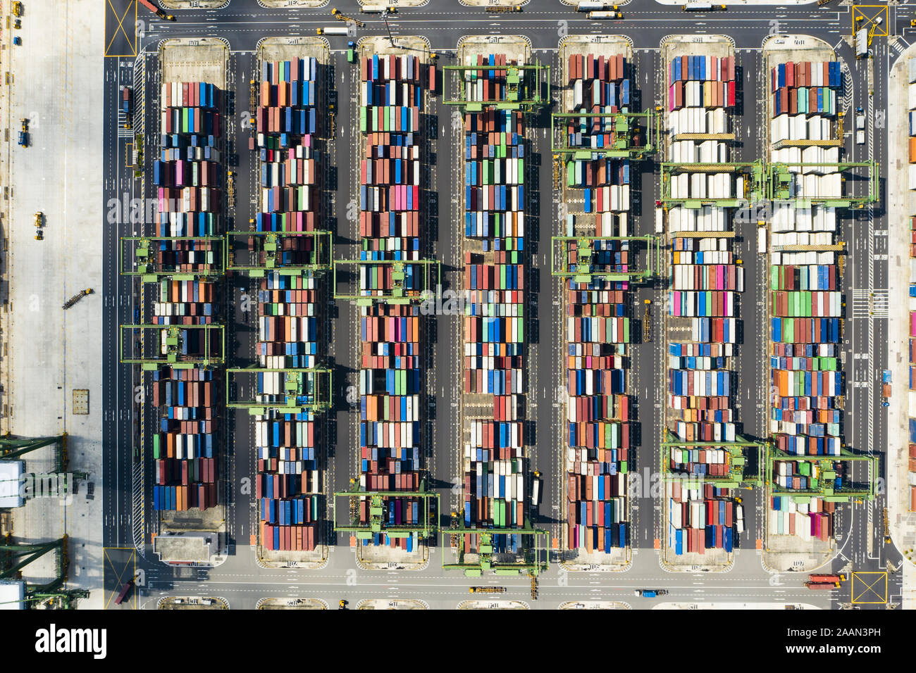 Vista desde arriba, la impresionante vista aérea del puerto de Singapur con miles de contenedores de color listos para cargar en los buques de carga. Foto de stock