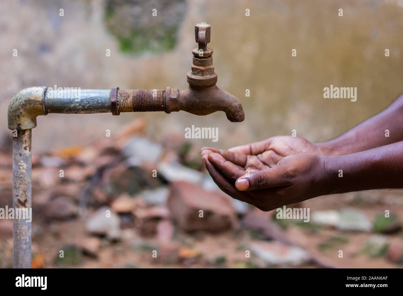 La crisis del agua es una grave amenaza a la India y en todo el mundo,un hombre sujetando su mano bajo el grifo de agua Foto de stock