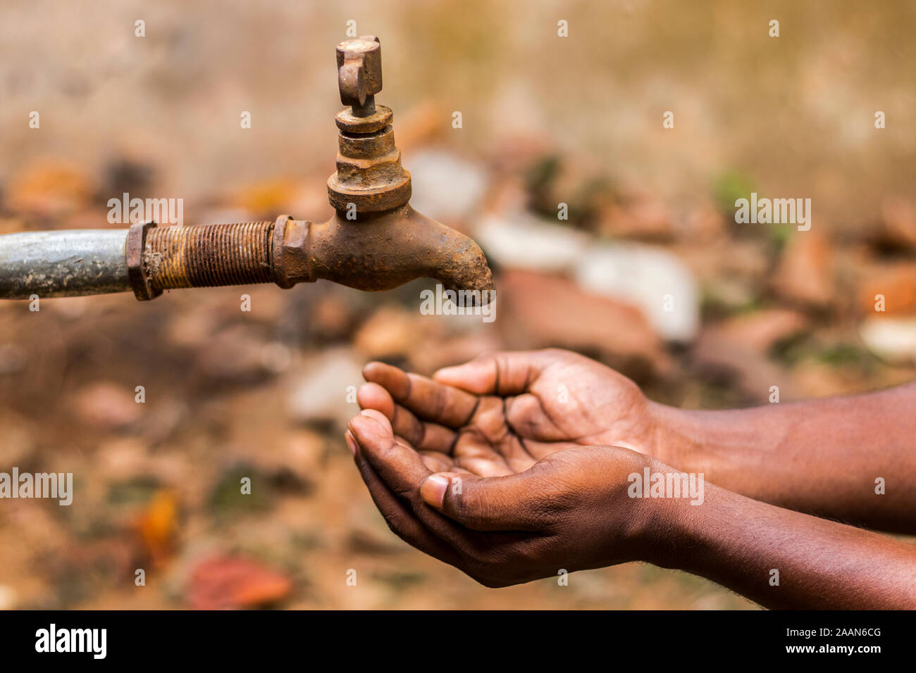 La crisis del agua es una grave amenaza a la India y en todo el mundo,un hombre sujetando su mano bajo el grifo de agua. Foto de stock