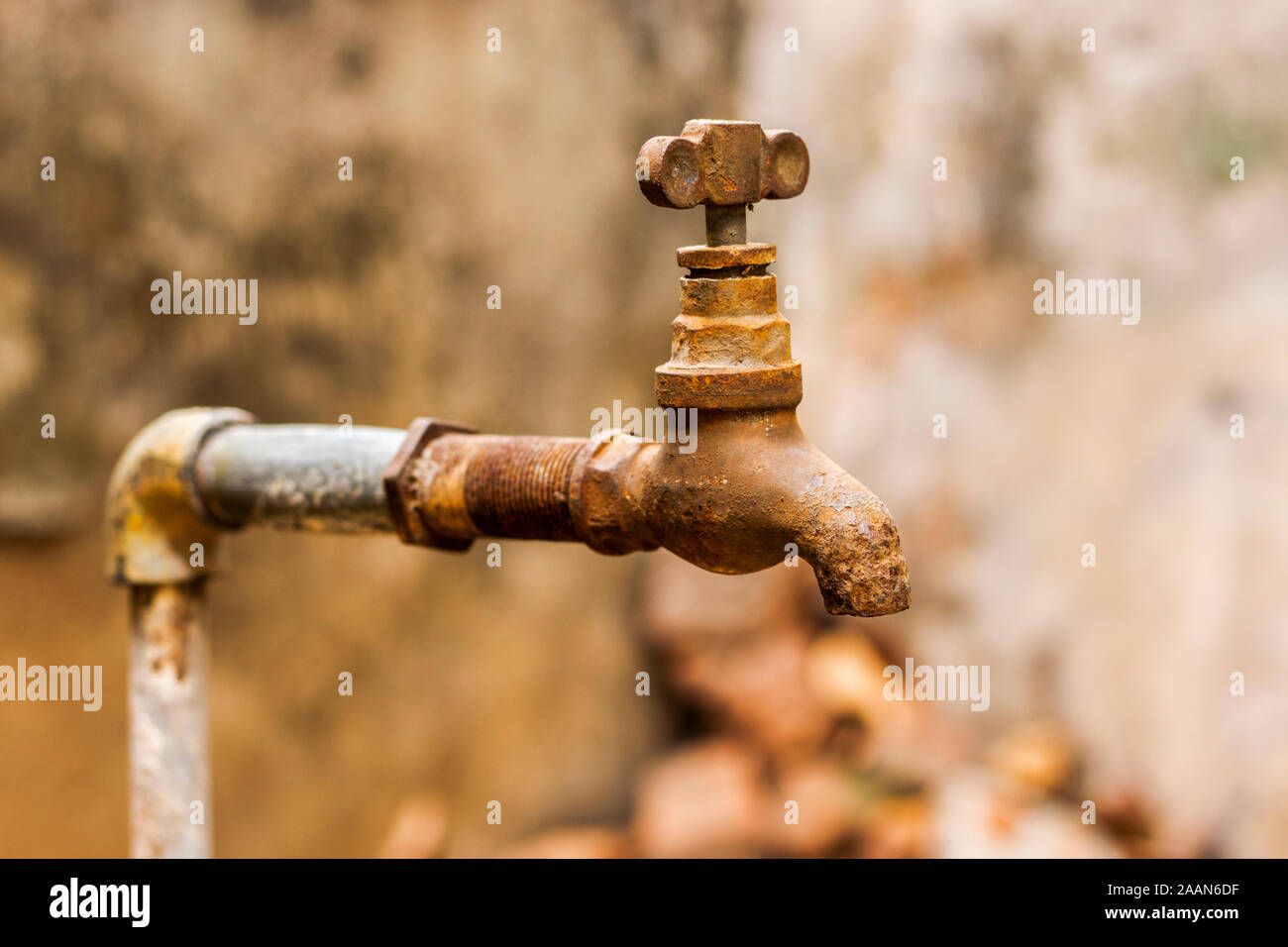 Imagen de un grifo de agua vacío y seco debido a la enorme crisis de agua  en la India y en todo el mundo Fotografía de stock - Alamy
