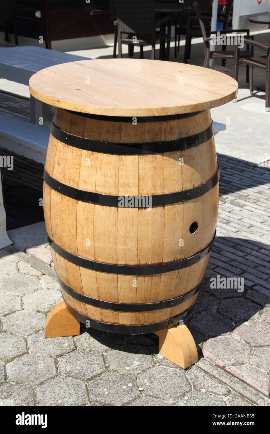 Tonel de vino con taburete de bar Fotografía de stock - Alamy