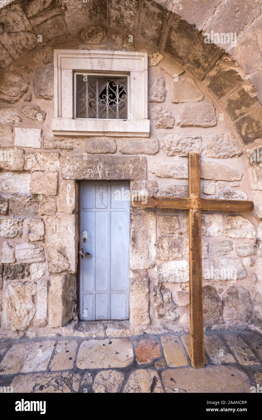 La antigua puerta de madera y paredes de piedra y cruz de madera en  Jerusalén, Israel Fotografía de stock - Alamy