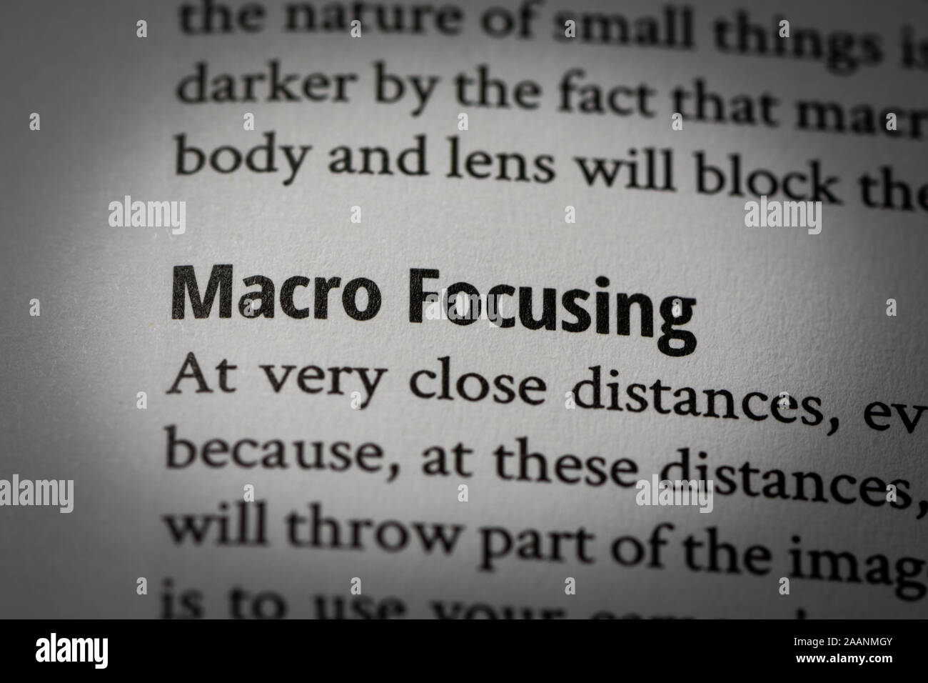 Macro Fotografía de palabras 'macro' centrada en la página en blanco de un libro sobre la fotografía con una pequeña viñeta aplicado. Foto de stock