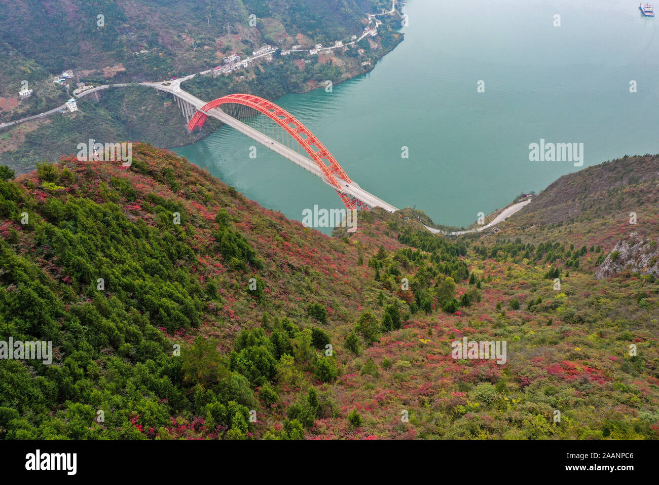 Chongqing. 23 Nov, 2019. Foto aérea tomada en noviembre 23, 2019 muestra una vista de la garganta Wuxia, una de las Tres Gargantas en el río Yangtzé, en China, en el suroeste del Condado Wushan la municipalidad de Chongqing. Crédito: Wang Quanchao/Xinhua/Alamy Live News Foto de stock