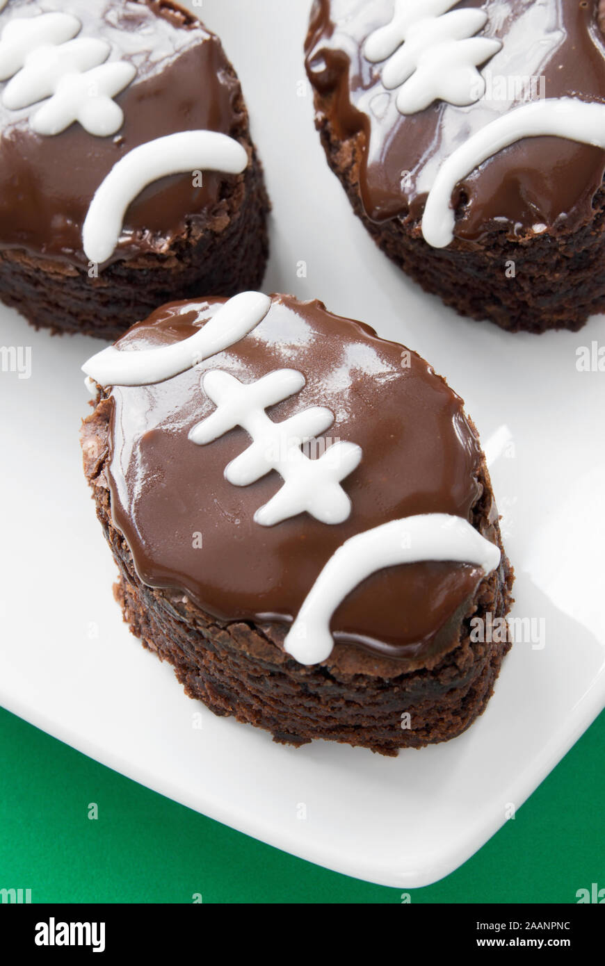 Doble en forma de fútbol casero helado de chocolate fudge brownies con blanco tuberías. Definición superficial de campo. Foto de stock