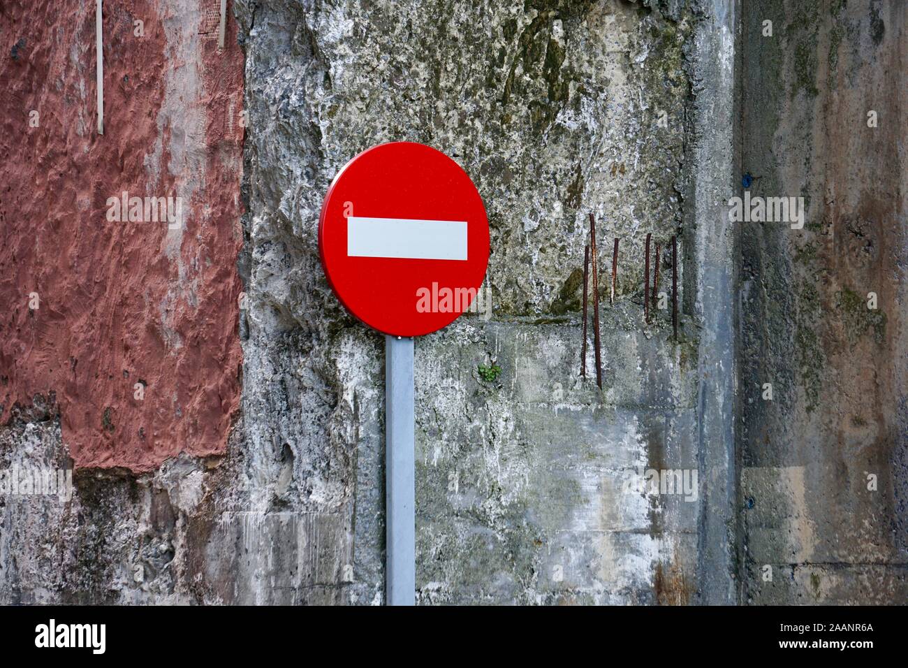 Señal de tráfico de dirección prohibida en la calle, en la calle de la  ciudad de Bilbao en España Fotografía de stock - Alamy