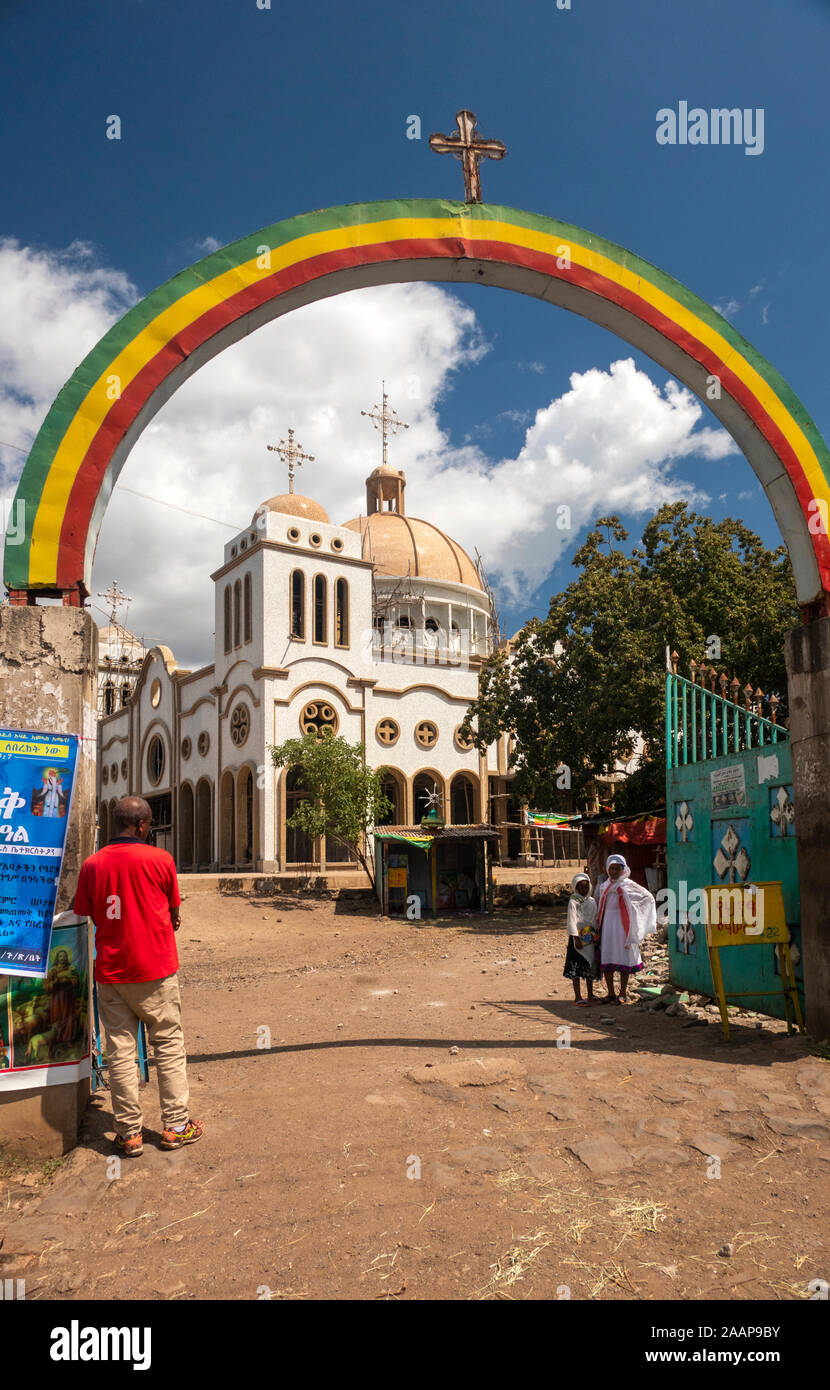 Etiopía, Gamo-Gofa, Arba Minch, nueva iglesia ortodoxa Medhane Alem, el hombre en la puerta Foto de stock