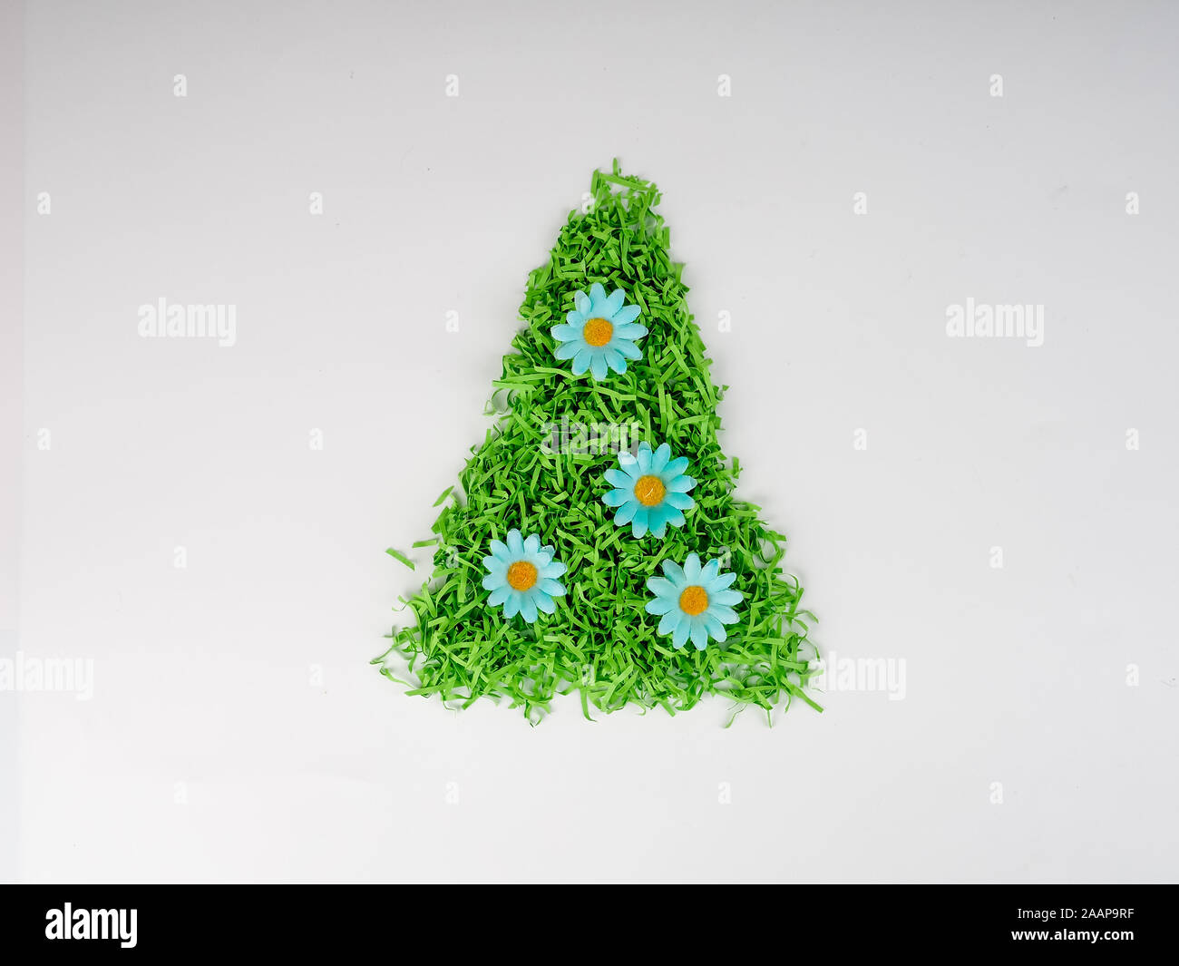 Árbol de Navidad verde con flores de papel triturado concepto de uso  económico de los recursos, feliz año nuevo, reciclaje, recogida de basura  separada Fotografía de stock - Alamy