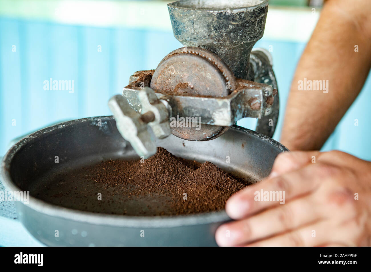 https://c8.alamy.com/compes/2aappgf/cuba-el-hombre-muele-con-un-antiguo-molino-de-cafe-2aappgf.jpg