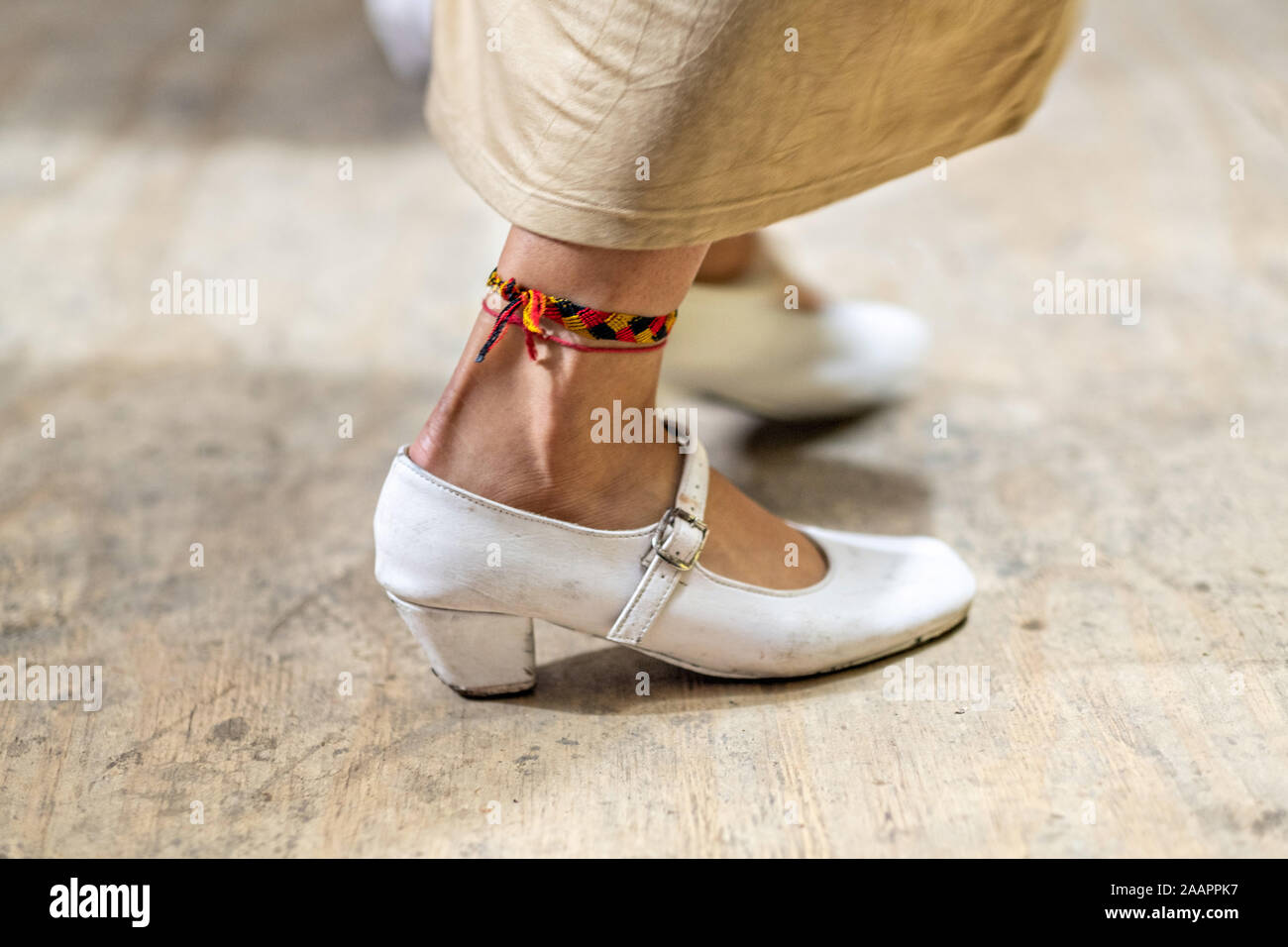 Zapateado danzarines bailan una danza folklórica tradicional durante un  barrio Huapango en Santiago Tuxtla, Veracruz, México. La danza involucra  bailarines golpeando sus zapatos sobre una plataforma de madera, mientras  que un gran