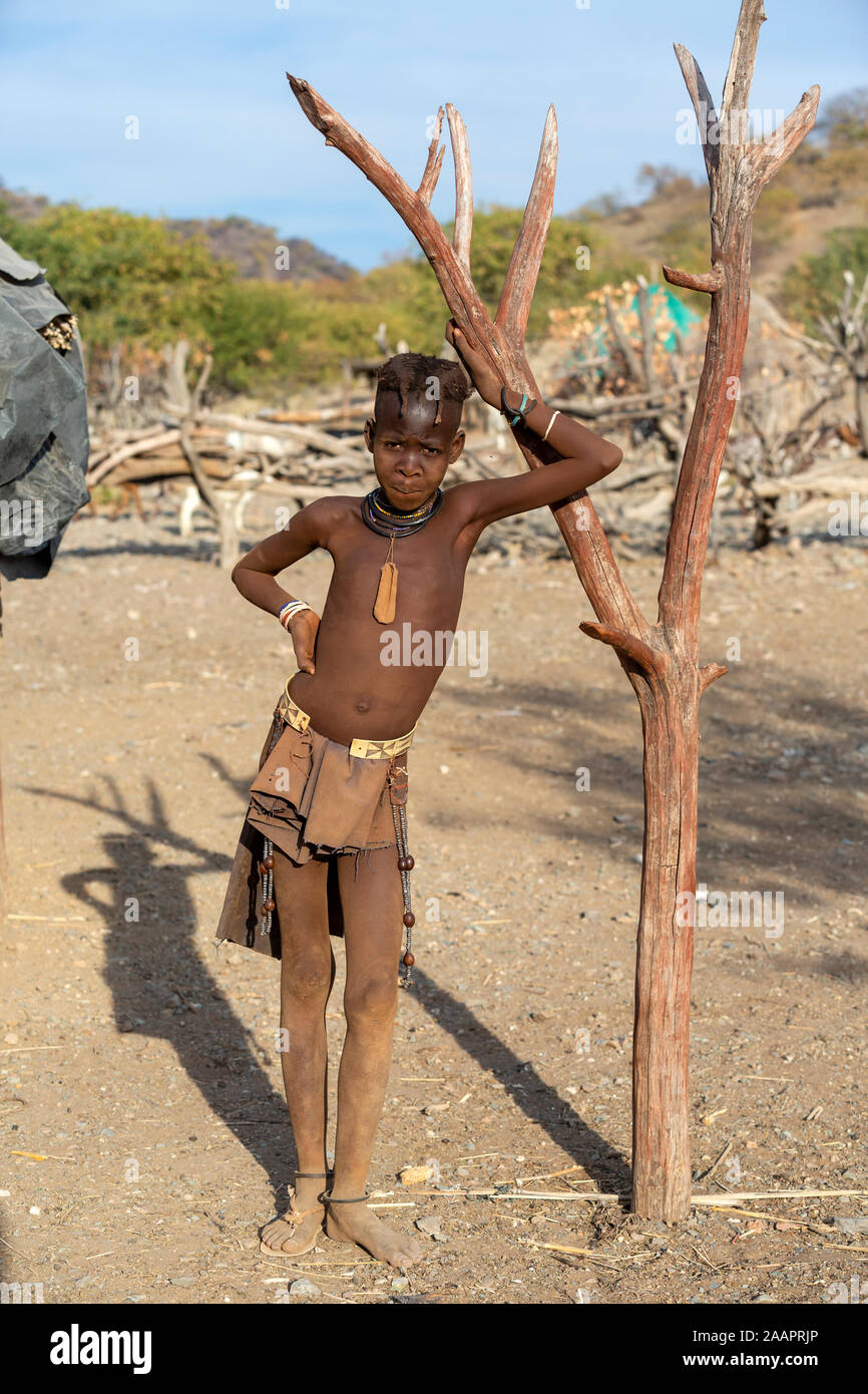 Retrato de himba kid en la aldea cerca de filial de Opuwo ciudad en Namibia, Sudáfrica Foto de stock