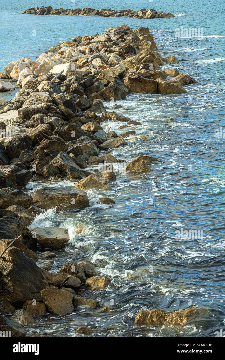 Rompeolas dique sobre el mar, Termoli Foto de stock