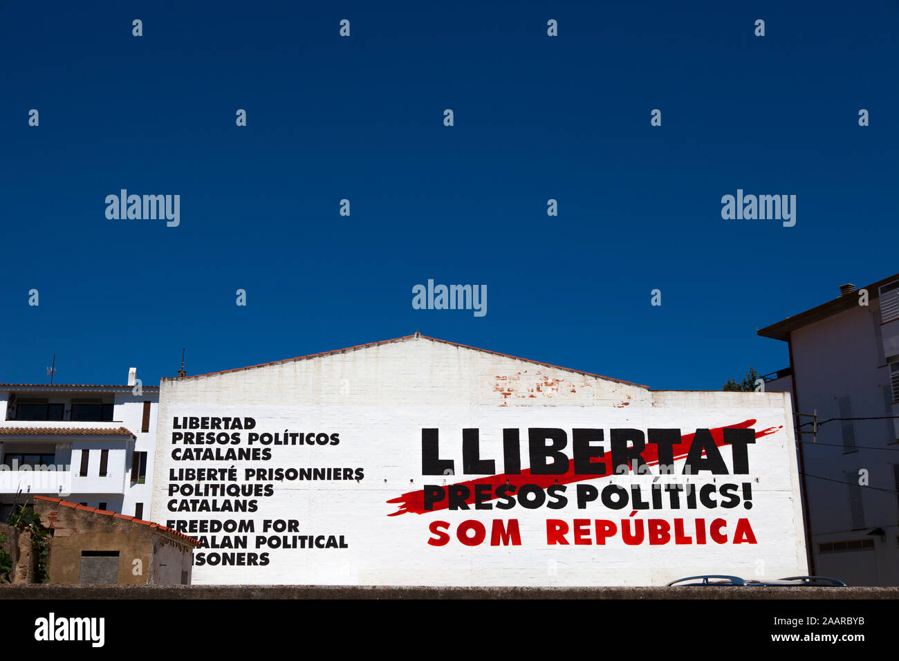 Llibertat Presos política - libertad a los presos políticos mural en Cadaqués, Cataluña, España. Mural para pedir la liberación de los civiles y políticos catalanes Foto de stock