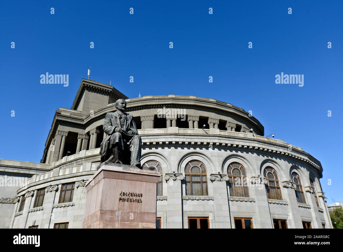 La Ópera y Ballet Nacional Armenio Hovhannes Tumanyan - monumento, Yerevan Foto de stock