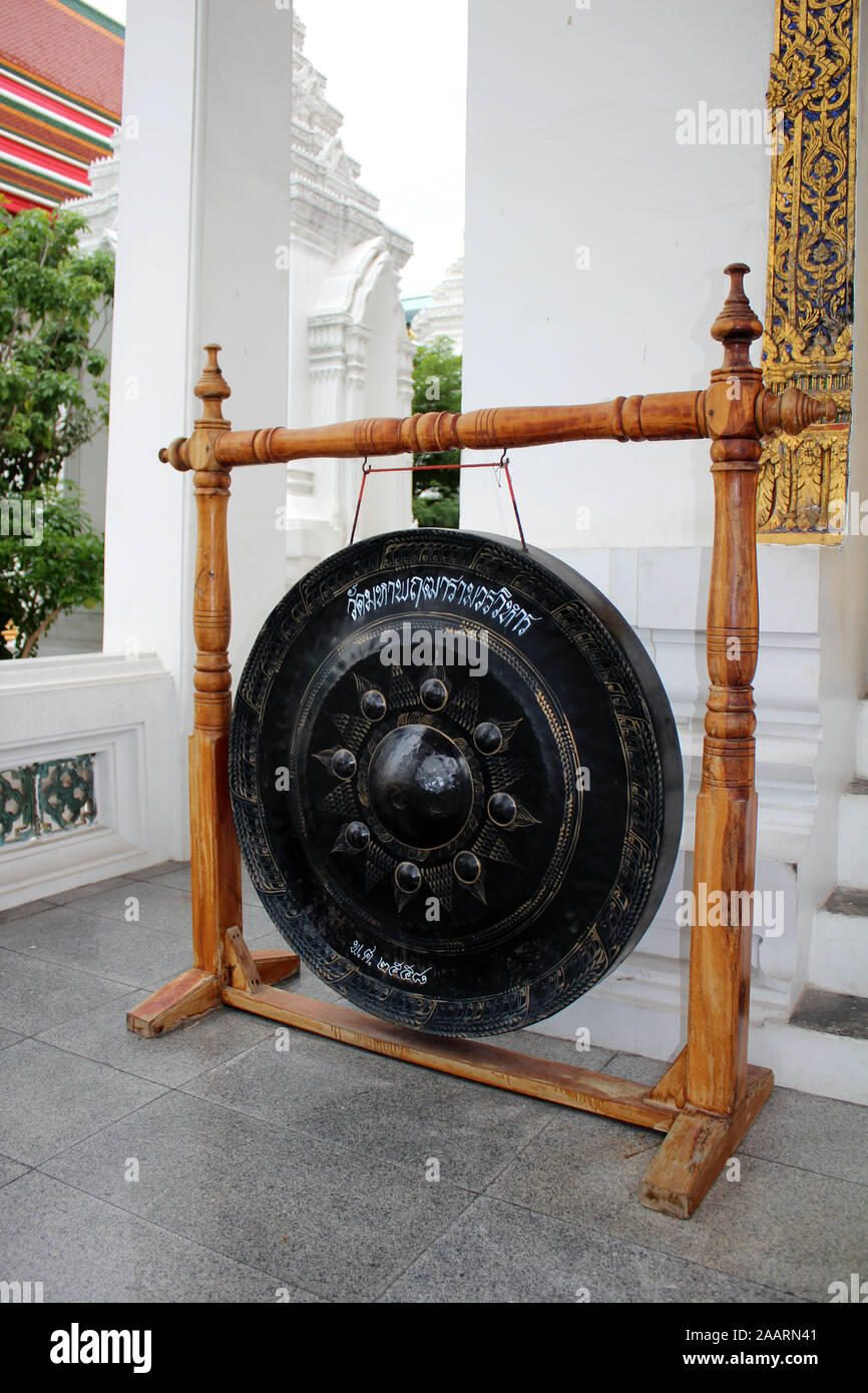 Gong en templo Bangkok Thailand Foto de stock