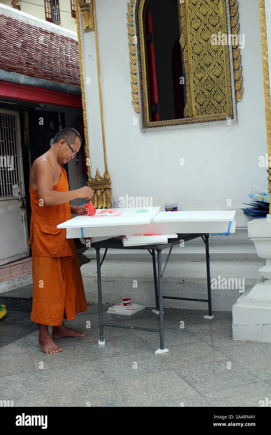 Monje en el monasterio de Tailandia Foto de stock