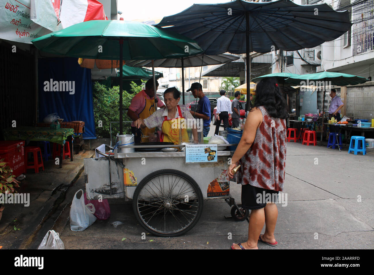 Comida callejera en Bangkok, Tailandia Foto de stock