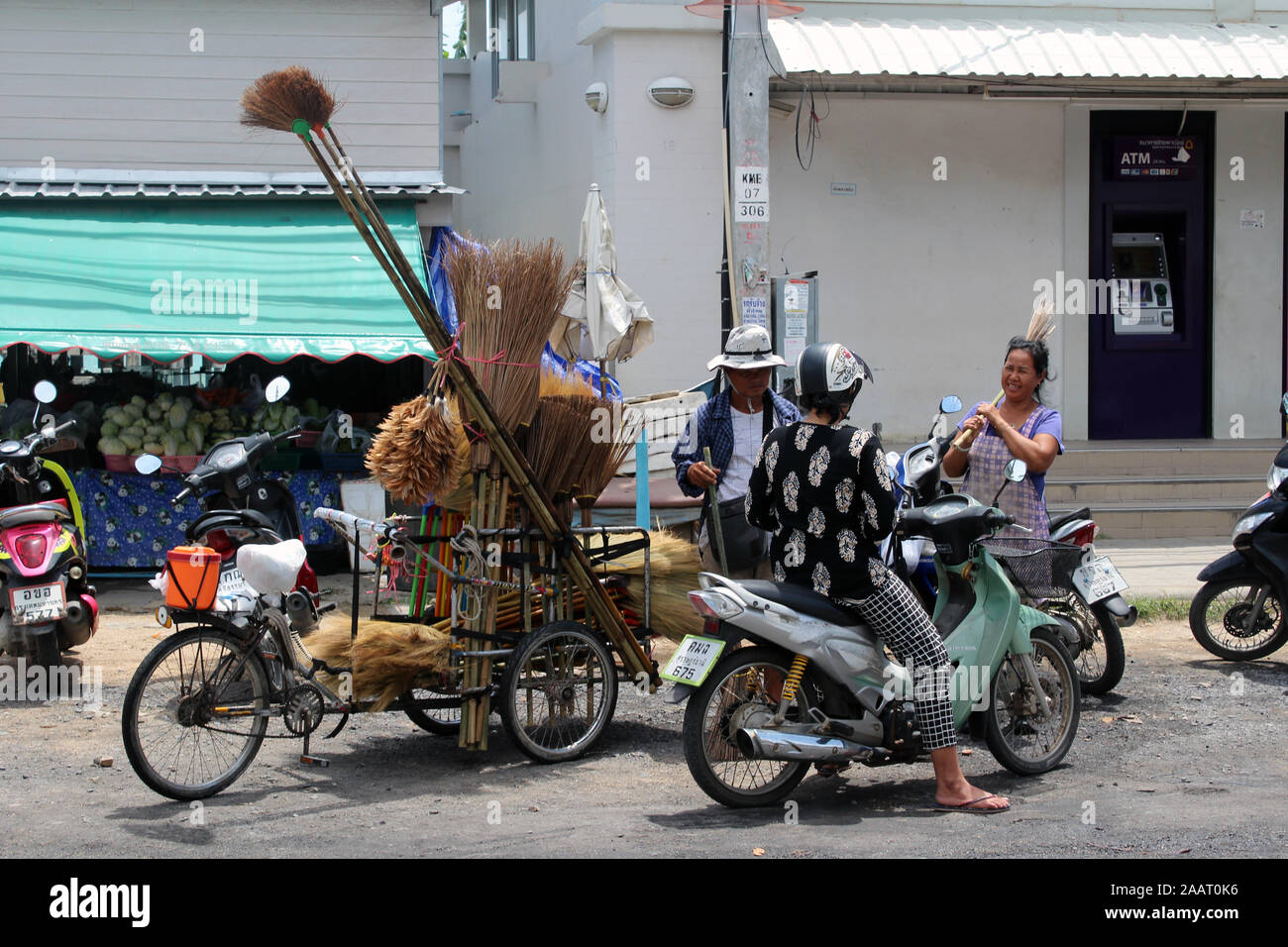 Hombre vendiendo pinceles en Koh Samui, Tailandia Foto de stock