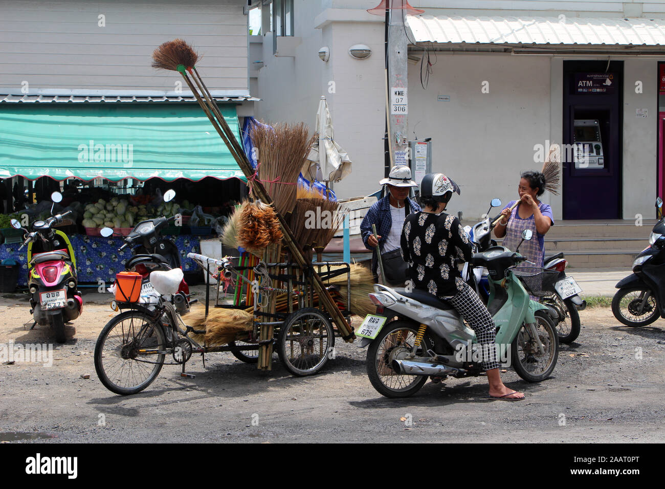 Hombre vendiendo pinceles en Koh Samui, Tailandia Foto de stock