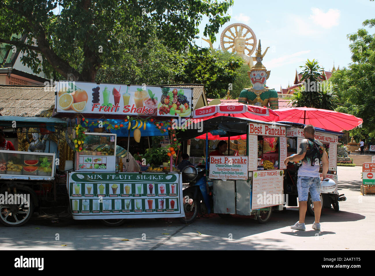 Comida en la calle en el Gran Buda en Koh Samui, Tailandia Foto de stock
