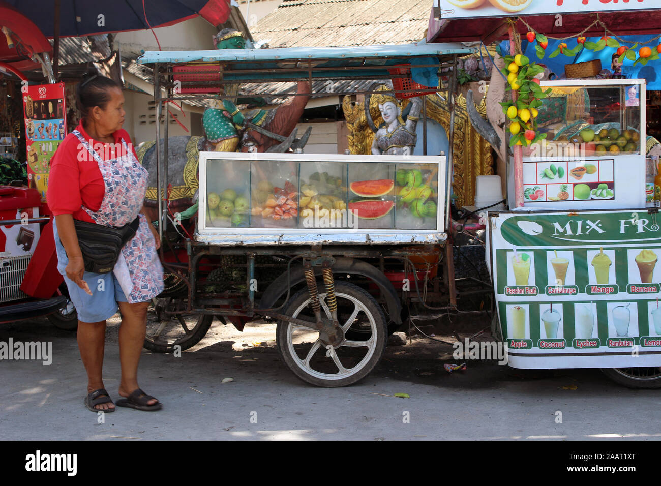 Comida en la calle en el Gran Buda en Koh Samui, Tailandia Foto de stock