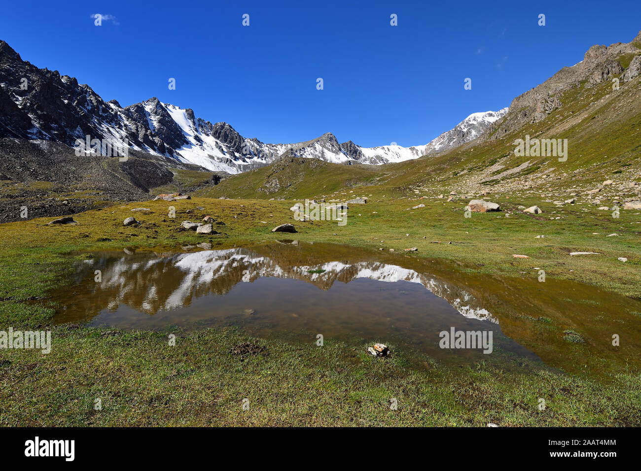 Las montañas Tian Shan, el Ala Kul Lake Trail en la cordillera Alatau Terskey. Paisaje al ala Kul pass. Kirguistán, en Asia Central. Foto de stock