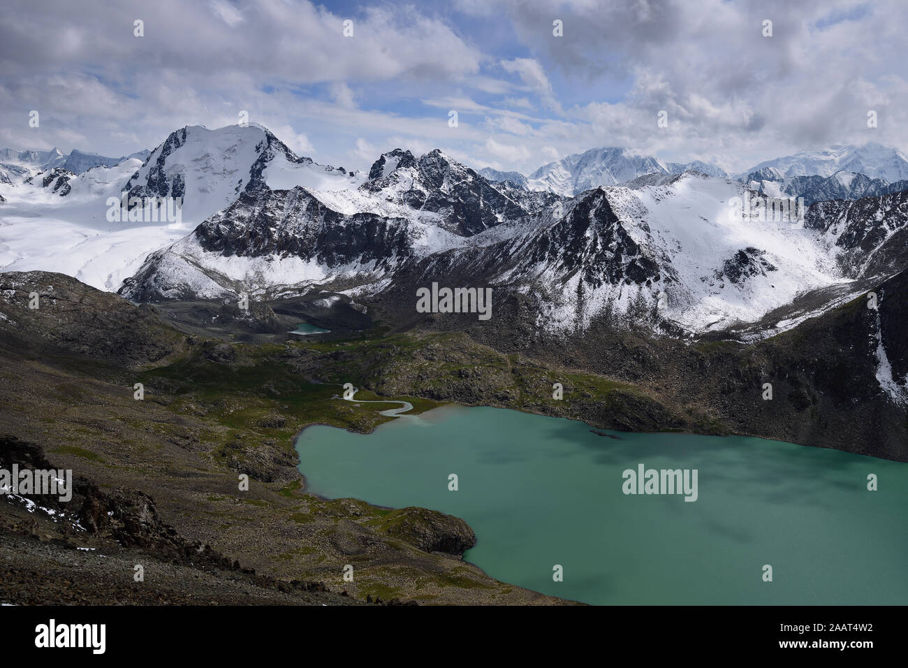 Las montañas Tian Shan, el Ala Kul Lake Trail en la cordillera Alatau Terskey. Paisaje para el Ala lago Kul, Kirguistán, en Asia Central. Foto de stock