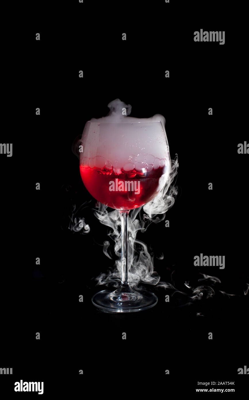 Humo de hielo seco cubitos de hielo Fotografía de stock - Alamy