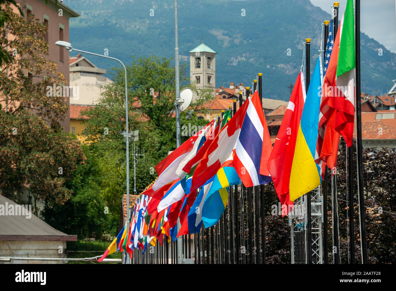 Una fila de banderas internacionales sopla la brisa en una prueba del campeonato del mundo Foto de stock
