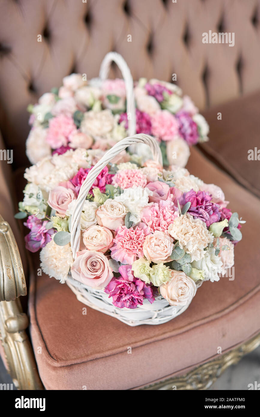 Entrega de flores frescas cortadas desde la tienda online. Dos arreglos  florales en canasta de mimbre. Moderna tienda floral. Terminado el trabajo  de la floristería Fotografía de stock - Alamy