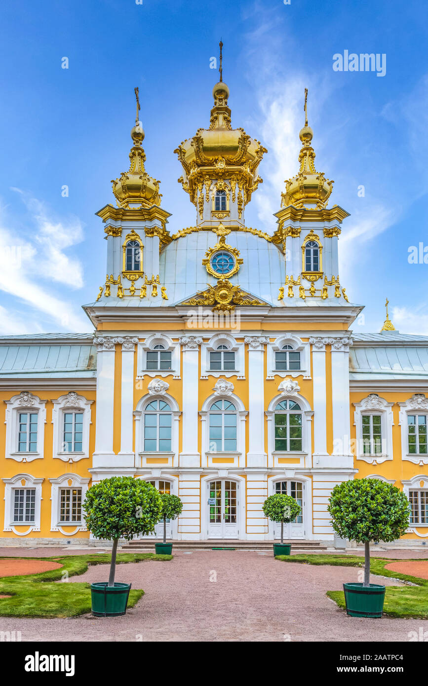 La iglesia en el Palacio Peterhof en Petergof, San Petersburgo, Rusia. Foto de stock