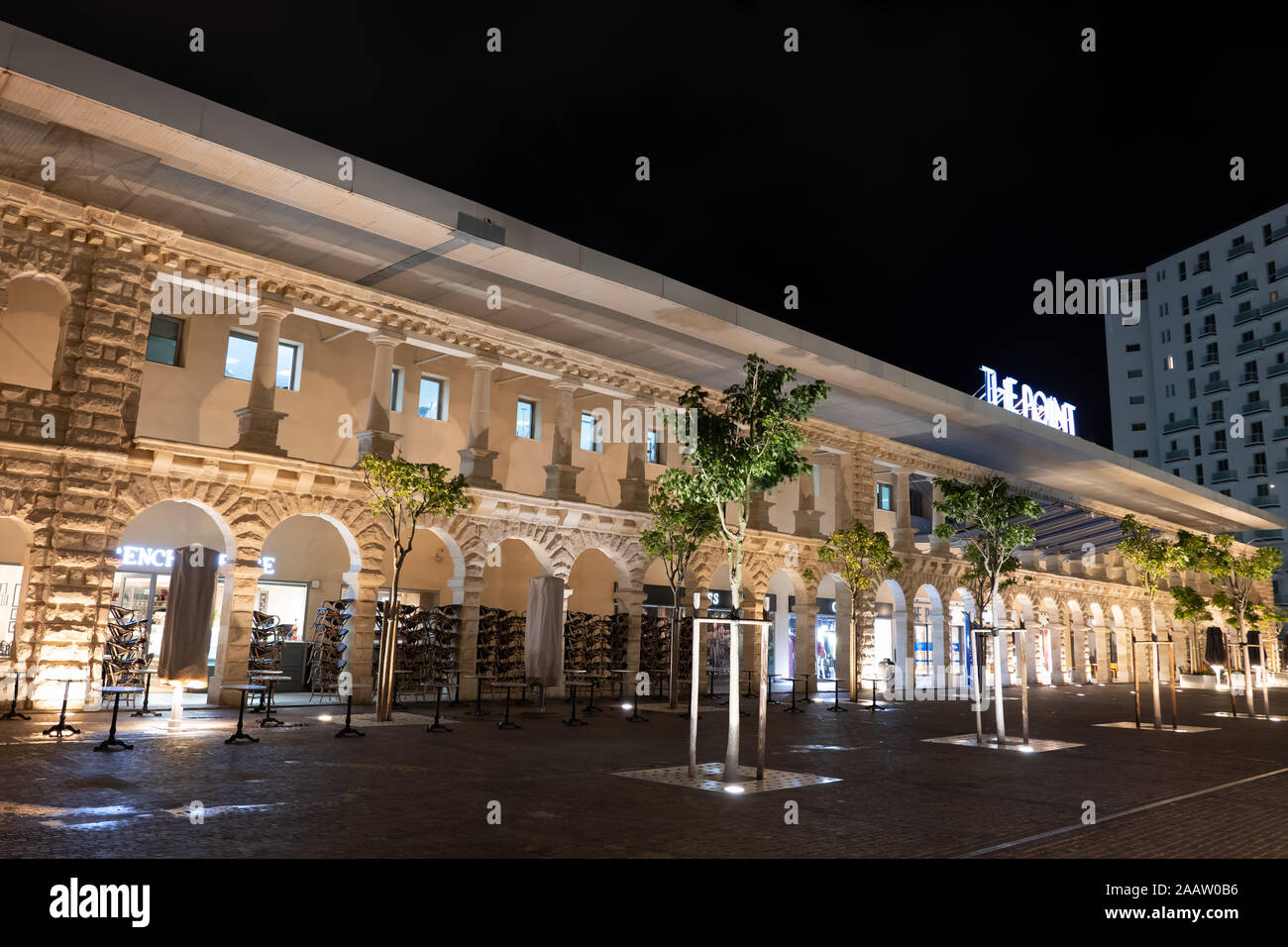 El punto Shopping Mall durante la noche en la ciudad de Sliema, Malta, el  mayor centro comercial minorista en Tigne punto Fotografía de stock - Alamy