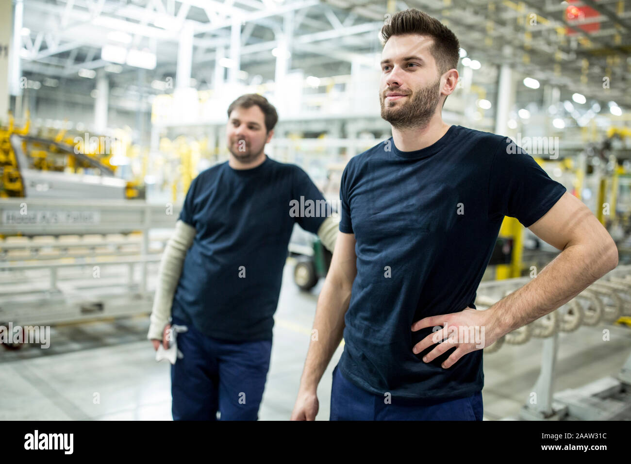 Dos colegas de confianza tener un descanso en una moderna fábrica Foto de stock