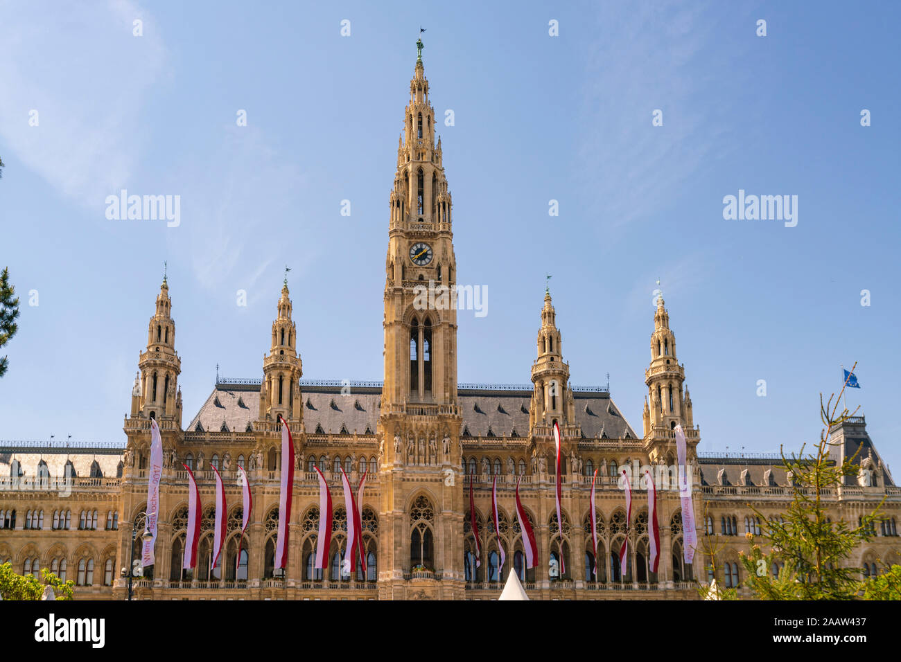 Ángulo de visión baja del cielo contra el Ayuntamiento de Viena, Austria Foto de stock