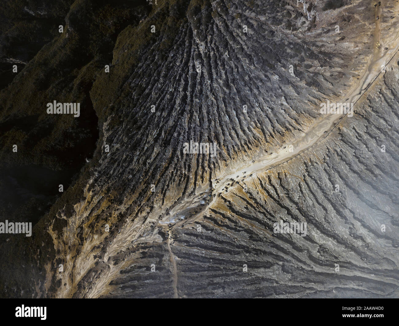 Indonesia, Java, vista aérea de formaciones rocosas a lo largo de la cresta del volcán Ijen Foto de stock