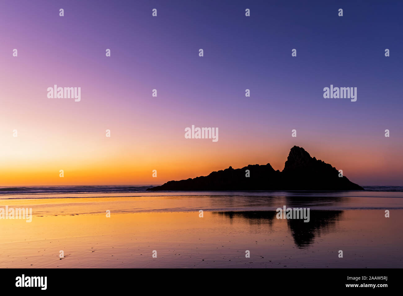 Vista panorámica del mar contra el cielo claro al atardecer en Auckland, Nueva Zelanda Foto de stock