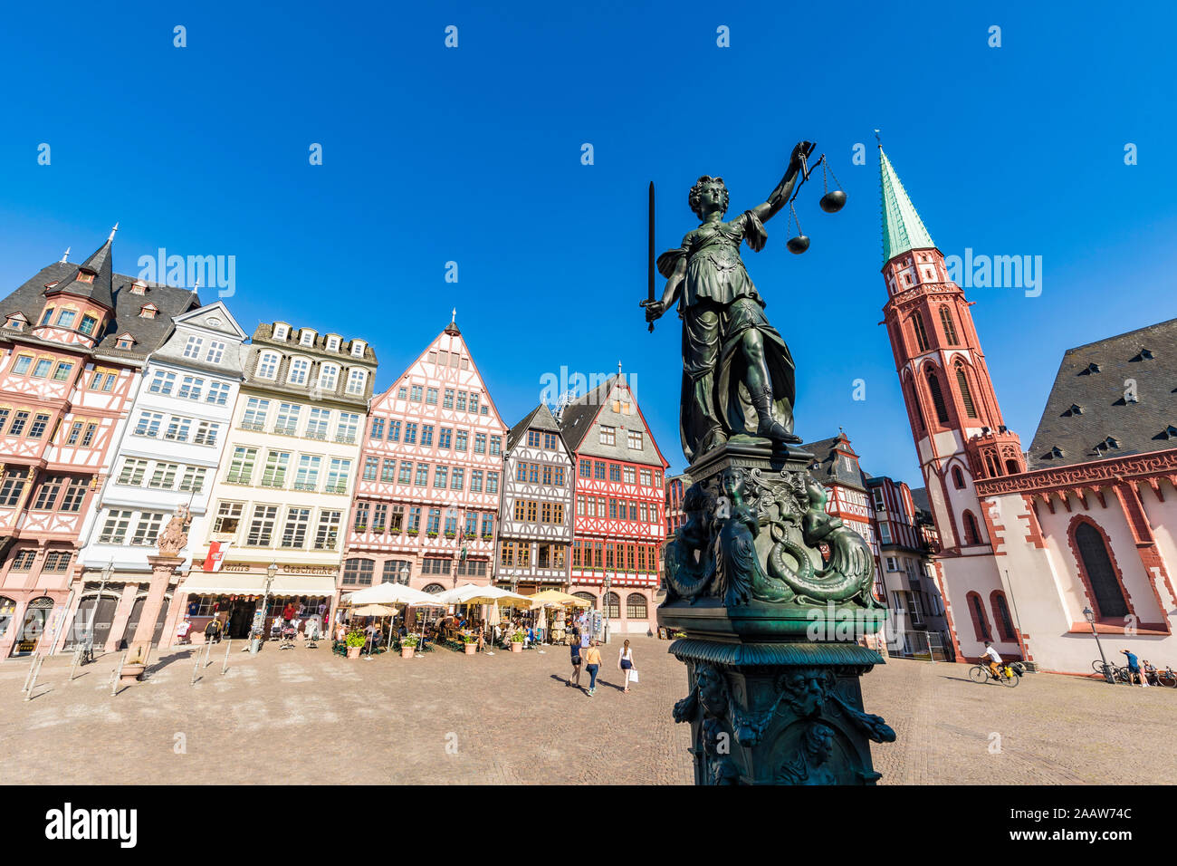 Estatua de Doña Justicia en Römerberg Old Town Square contra el cielo claro en Frankfurt, Alemania Foto de stock