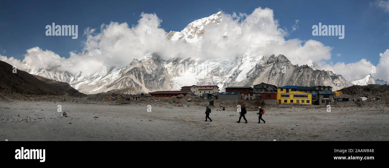La gente caminando en Gorak Shep, Himalaya, Solo Khumbu, Nepal Foto de stock