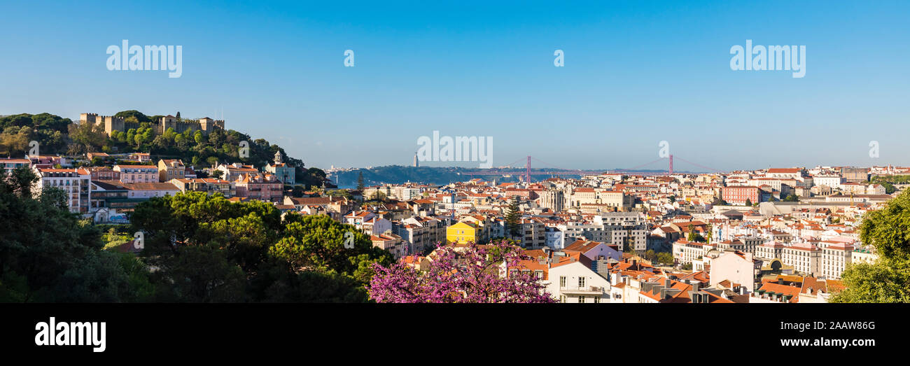 Foto Panorámica del paisaje urbano contra el cielo azul en Lisboa, Portugal. Foto de stock