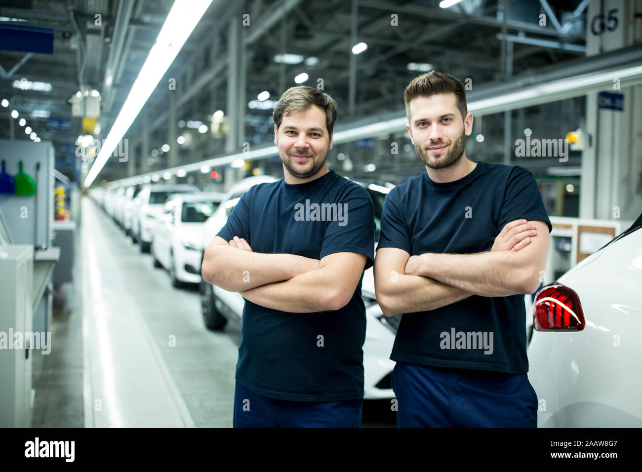 Retrato de seguros de colegas en la moderna fábrica de coches Foto de stock