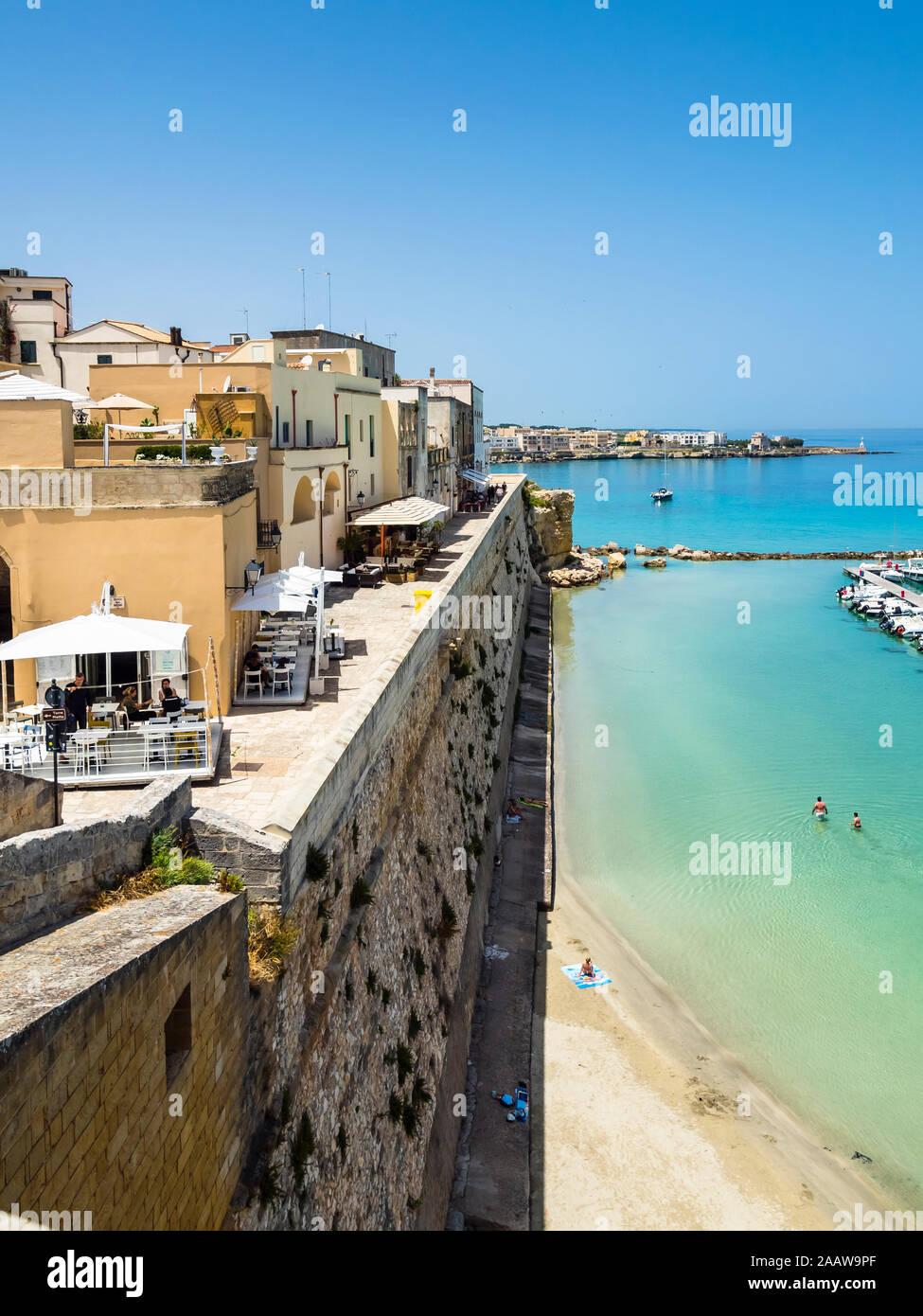 Italia, en la provincia de Lecce, Otranto, ciudad costera en verano Foto de stock