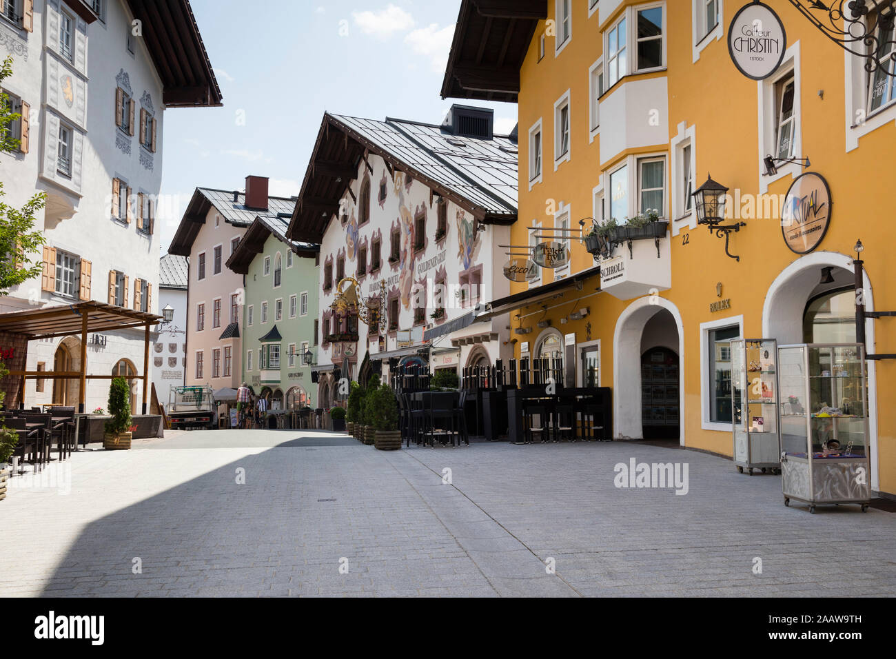 Calle en medio de edificios en la Hinterstadt, Kitzbühel, Tirol, Austria Foto de stock