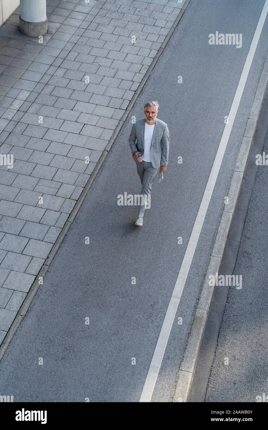 Vista superior del empresario maduro caminar sobre una carretera Foto de stock